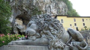 Uno de los leones que custodian la Cueva de Covadonga