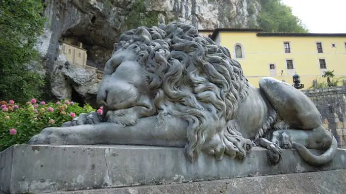 Uno de los leones que custodian la Cueva de Covadonga