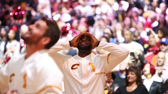 LeBron James, emocionado viendo subir la bandera de campeones LeBron James, emocionado viendo subir la bandera de campeones