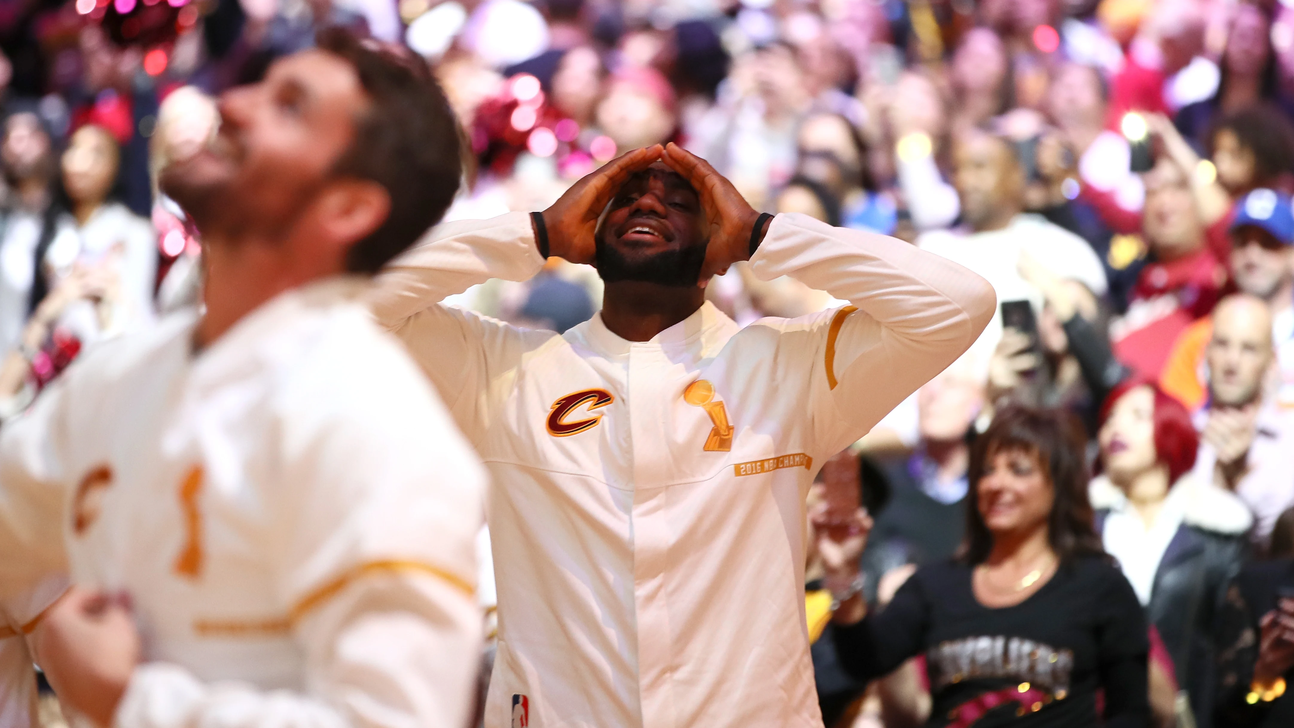 LeBron James, emocionado viendo subir la bandera de campeones