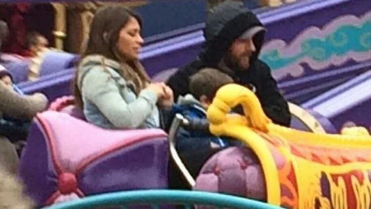 Leo Messi en Disneyland París junto a su familia