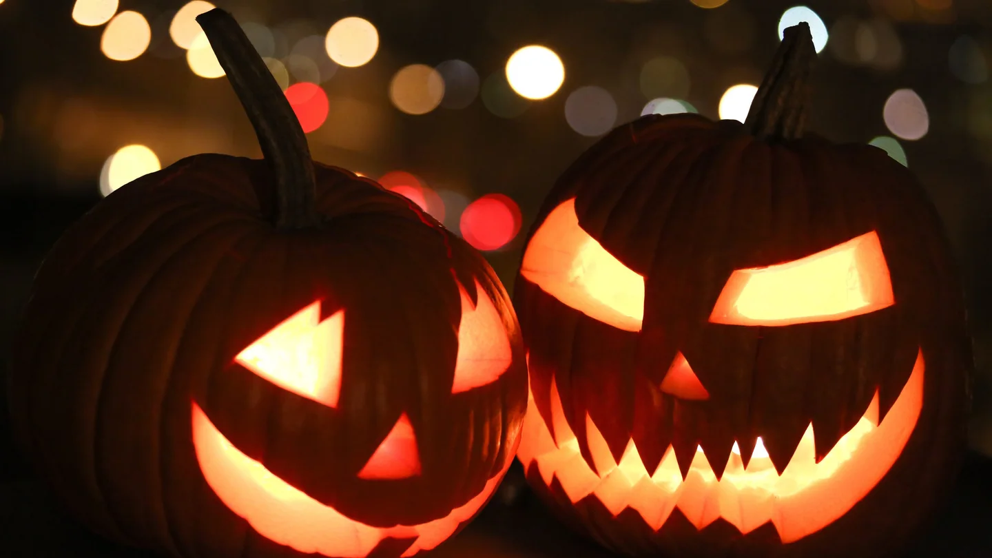 Dos calabazas de Halloween son exhibidas en una casa Dos calabazas de Halloween son exhibidas en una casa
