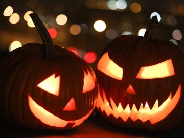 Dos calabazas de Halloween son exhibidas en una casa Dos calabazas de Halloween son exhibidas en una casa