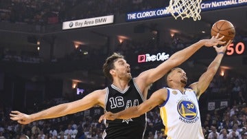 Pau Gasol tapona a Stephen Curry