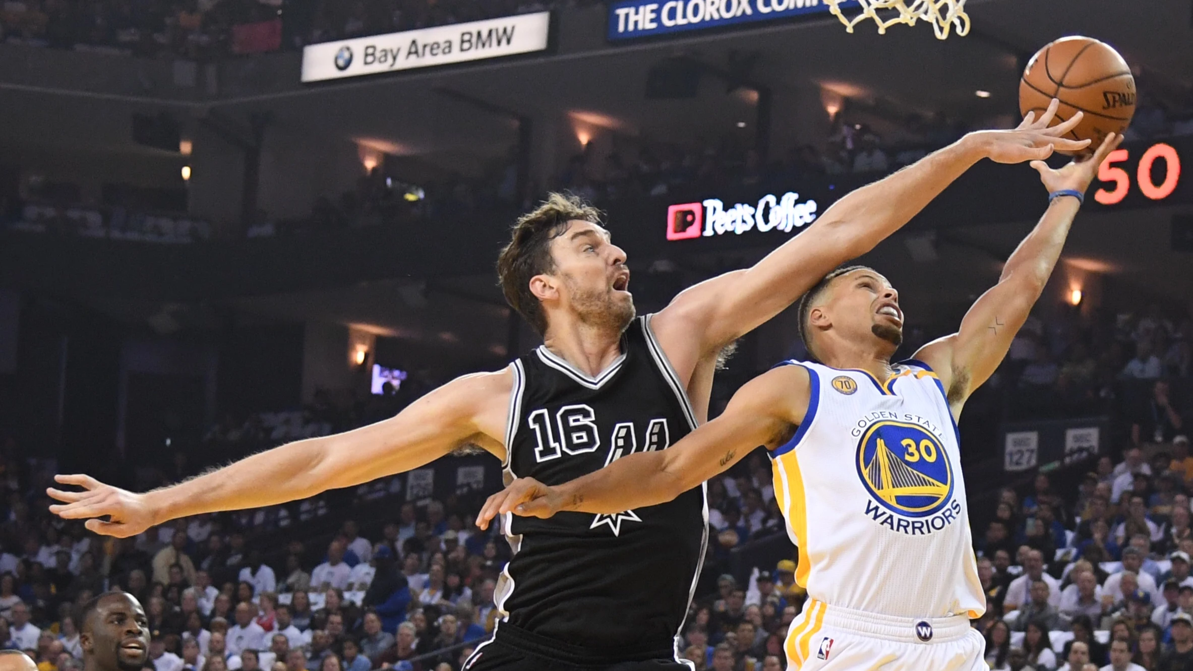 Pau Gasol tapona a Stephen Curry