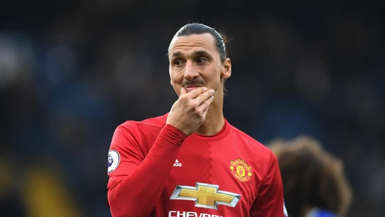 Zlatan Ibrahimovic, pensativo en un partido con el United Zlatan Ibrahimovic, pensativo en un partido con el United