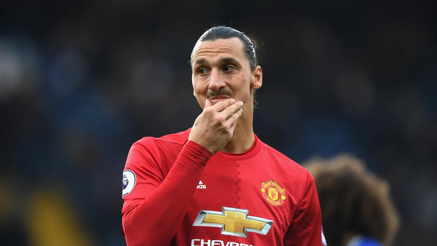 Zlatan Ibrahimovic, pensativo en un partido con el United Zlatan Ibrahimovic, pensativo en un partido con el United