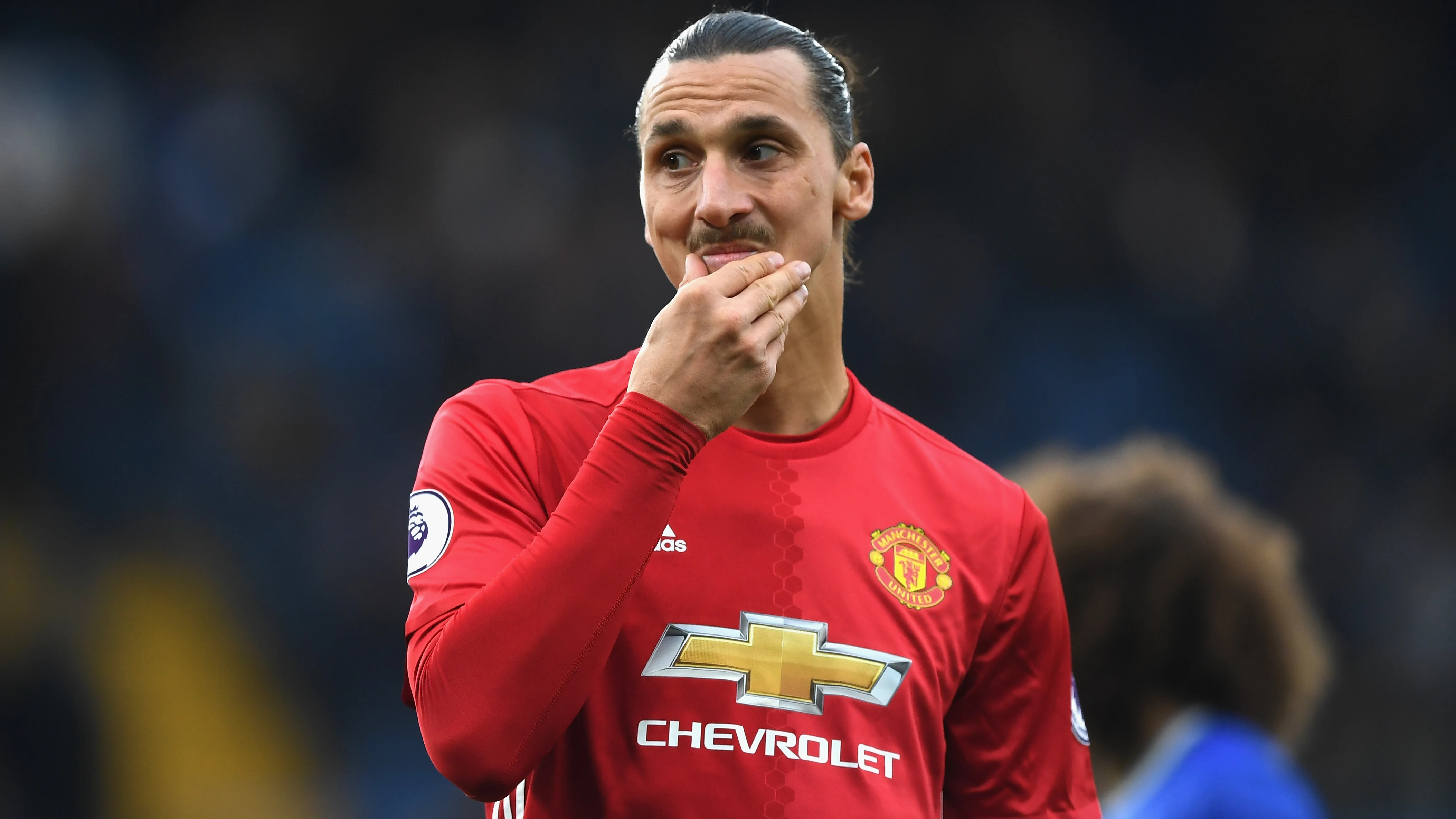 Zlatan Ibrahimovic, pensativo en un partido con el United Zlatan Ibrahimovic, pensativo en un partido con el United