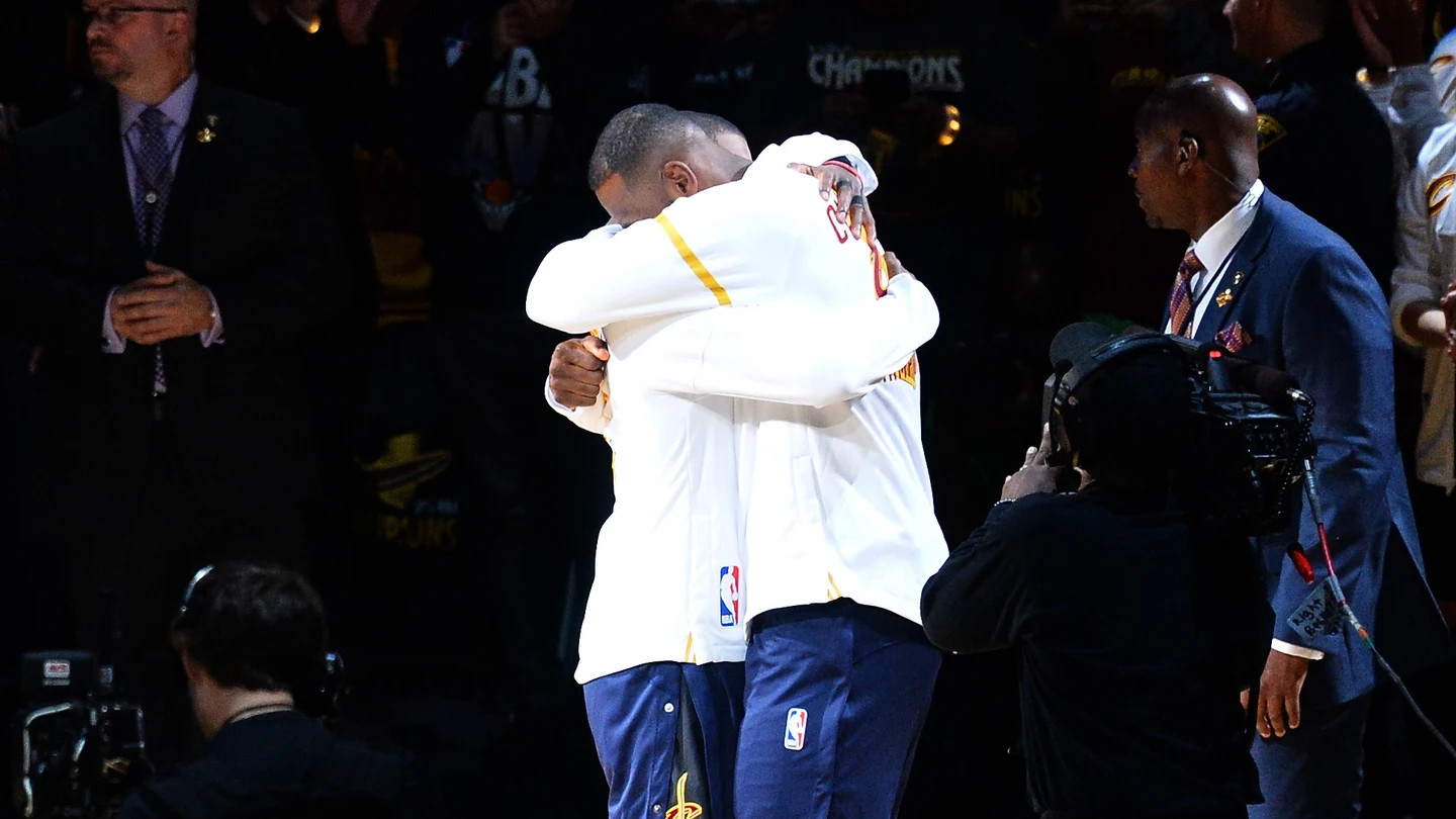 LeBron James y Kyrie Irving se abrazan durante la ceremonia de entrega del anillo a los Cavaliers LeBron James y Kyrie Irving se abrazan durante la ceremonia de entrega del anillo a los Cavaliers