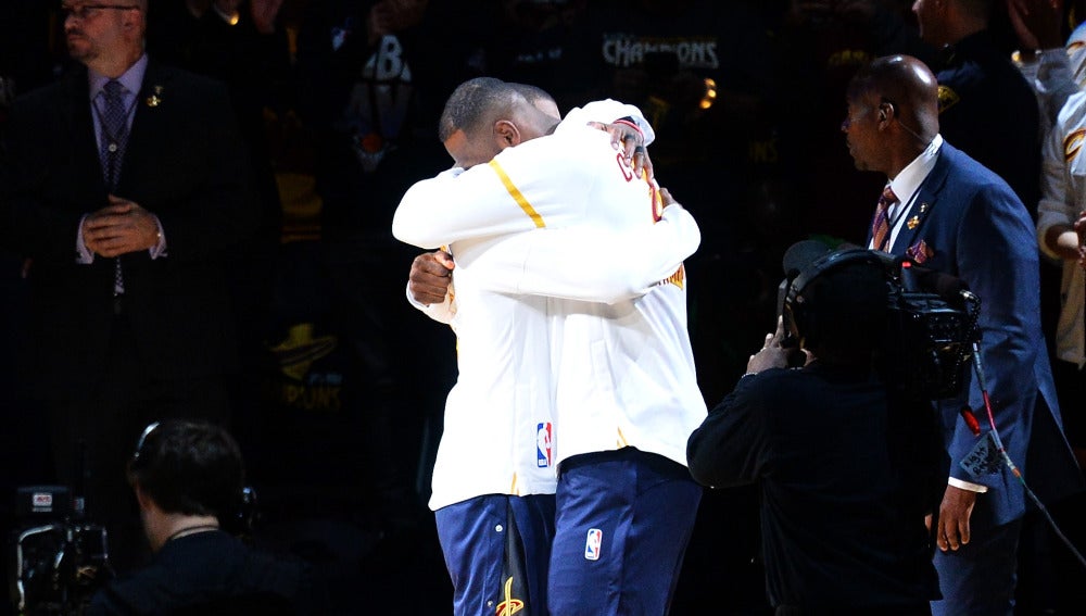 LeBron James y Kyrie Irving se abrazan durante la ceremonia de entrega del anillo a los Cavaliers
