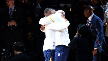 LeBron James y Kyrie Irving se abrazan durante la ceremonia de entrega del anillo a los Cavaliers