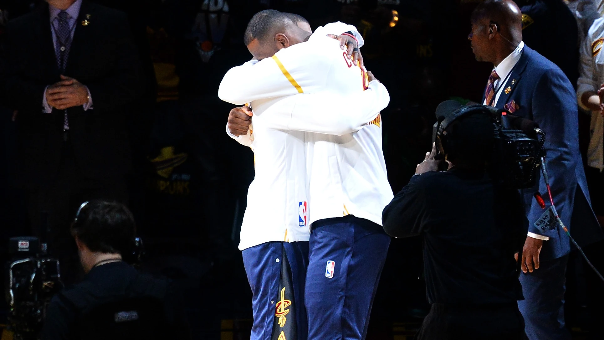 LeBron James y Kyrie Irving se abrazan durante la ceremonia de entrega del anillo a los Cavaliers