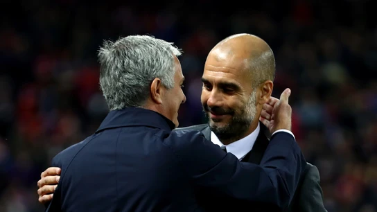 Guardiola y Mourinho se funden en un abrazo Guardiola y Mourinho se funden en un abrazo