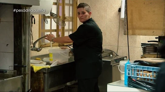 Mónica estalla con las críticas de su padre: "Tú estás rascándote las bolas. Ponte a fregar" Mónica estalla con las críticas de su padre: "Tú estás rascándote las bolas. Ponte a fregar"