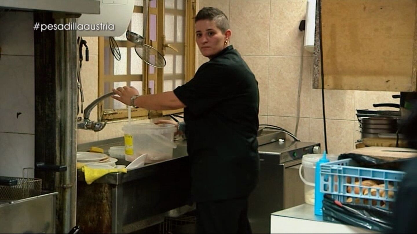M&oacute;nica estalla con las cr&iacute;ticas de su padre: "T&uacute; est&aacute;s rasc&aacute;ndote las bolas. Ponte a fregar"