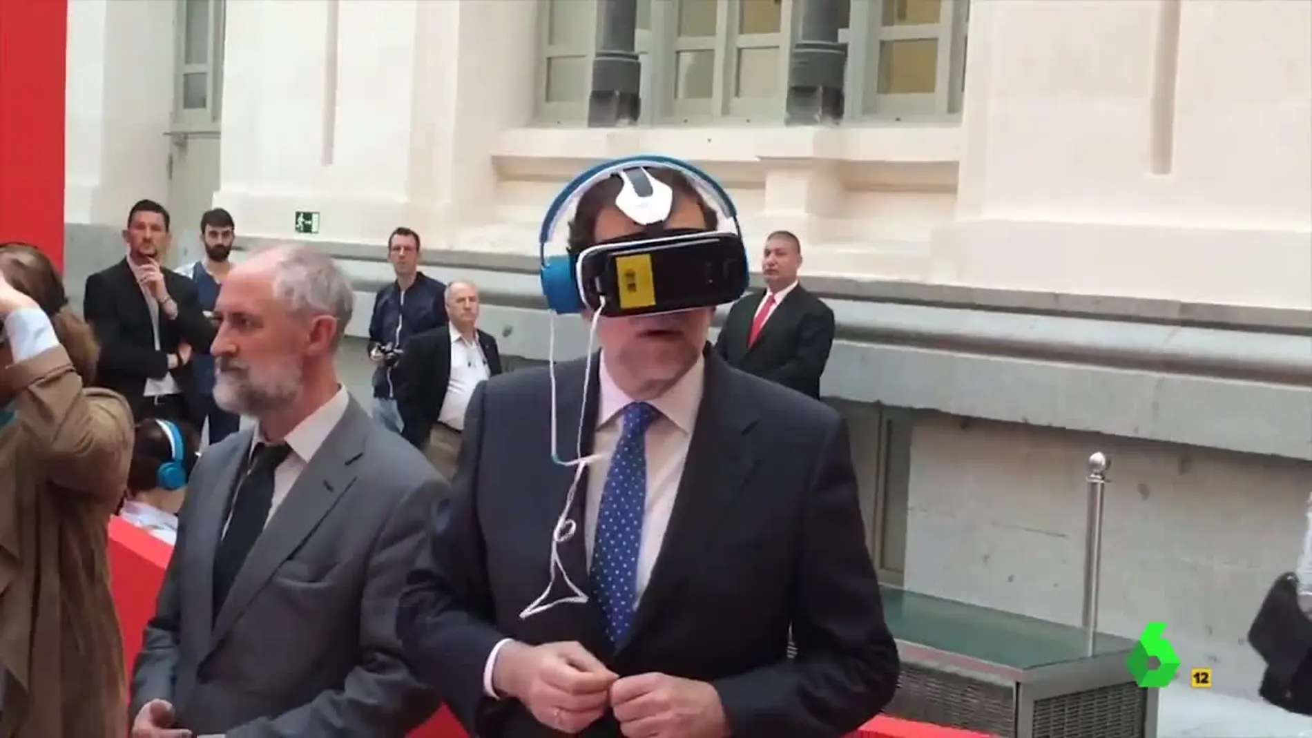 Mariano Rajoy con gafas de realidad virtual