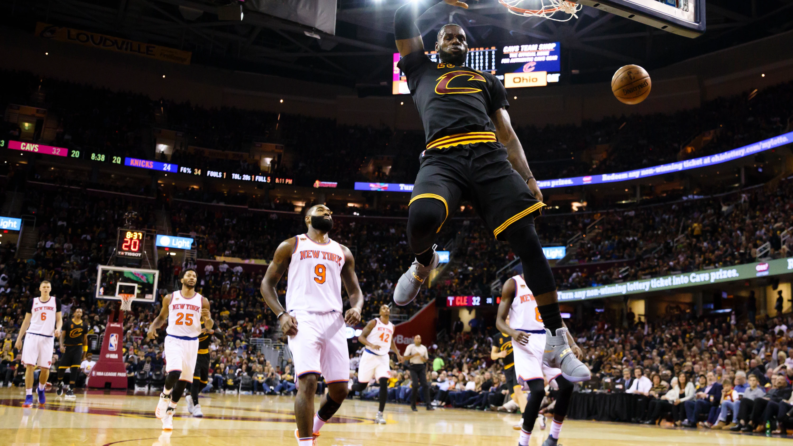 LeBron James hace un espectacular mate ante los Knicks