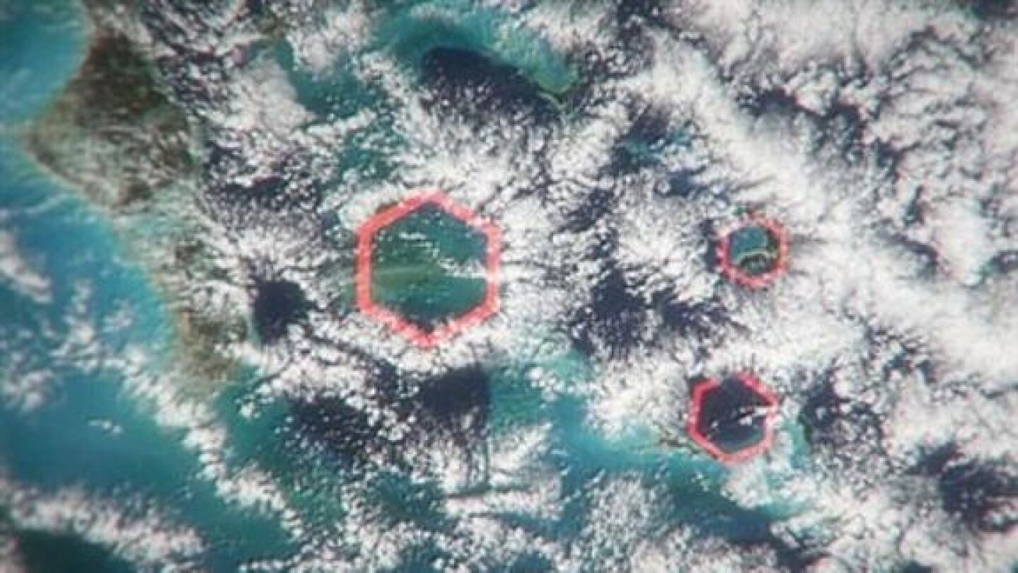 Nubes hexagonales sobre el Tri&aacute;ngulo de las Bermudas