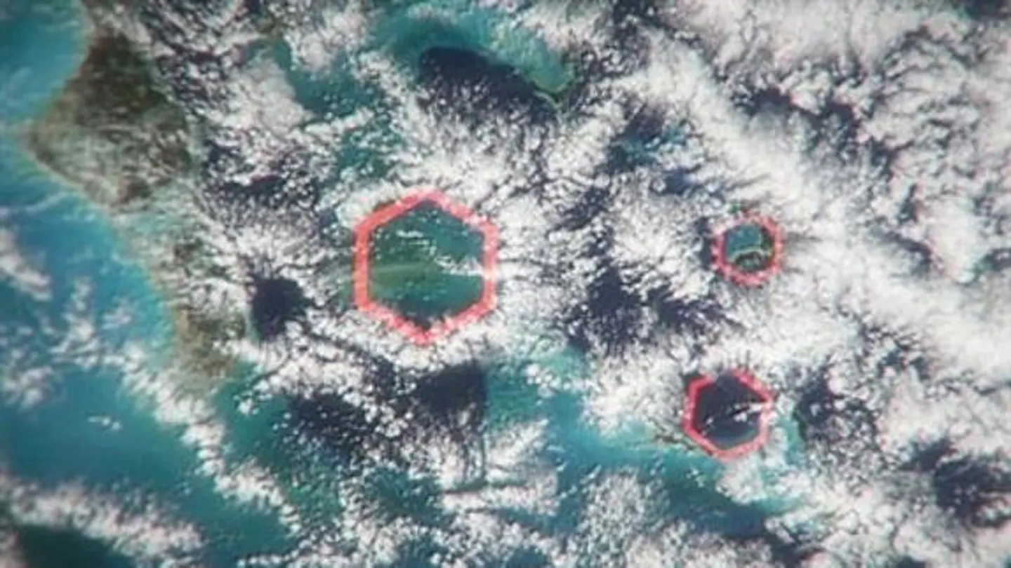 Nubes hexagonales sobre el Triángulo de las Bermudas Nubes hexagonales sobre el Triángulo de las Bermudas