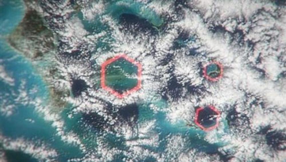 Nubes hexagonales sobre el Triángulo de las Bermudas