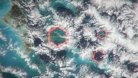 Nubes hexagonales sobre el Triángulo de las Bermudas