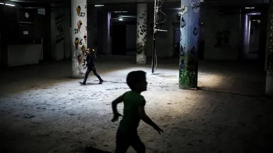 Niños sirios corren por los pasillos de una escuela Niños sirios corren por los pasillos de una escuela