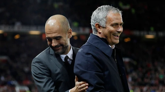 Guardiola y Mourinho se saludan antes del encuentro Guardiola y Mourinho se saludan antes del encuentro