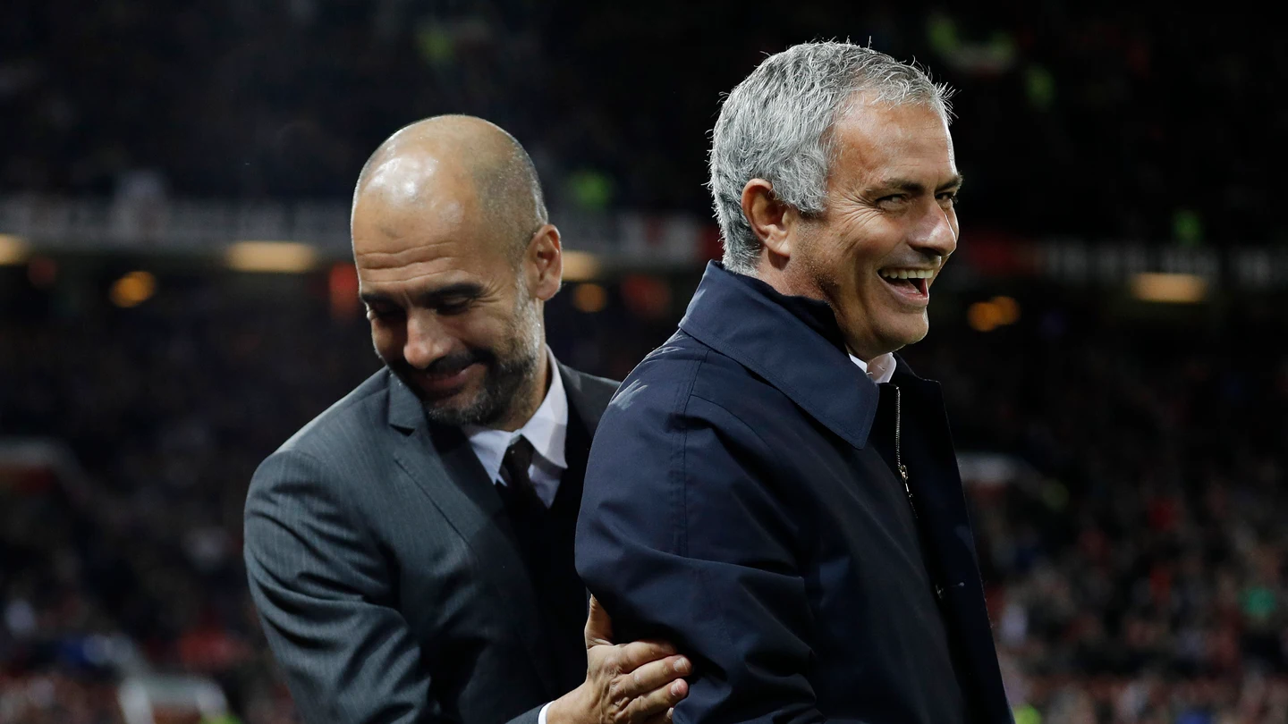 Guardiola y Mourinho se saludan antes del encuentro Guardiola y Mourinho se saludan antes del encuentro