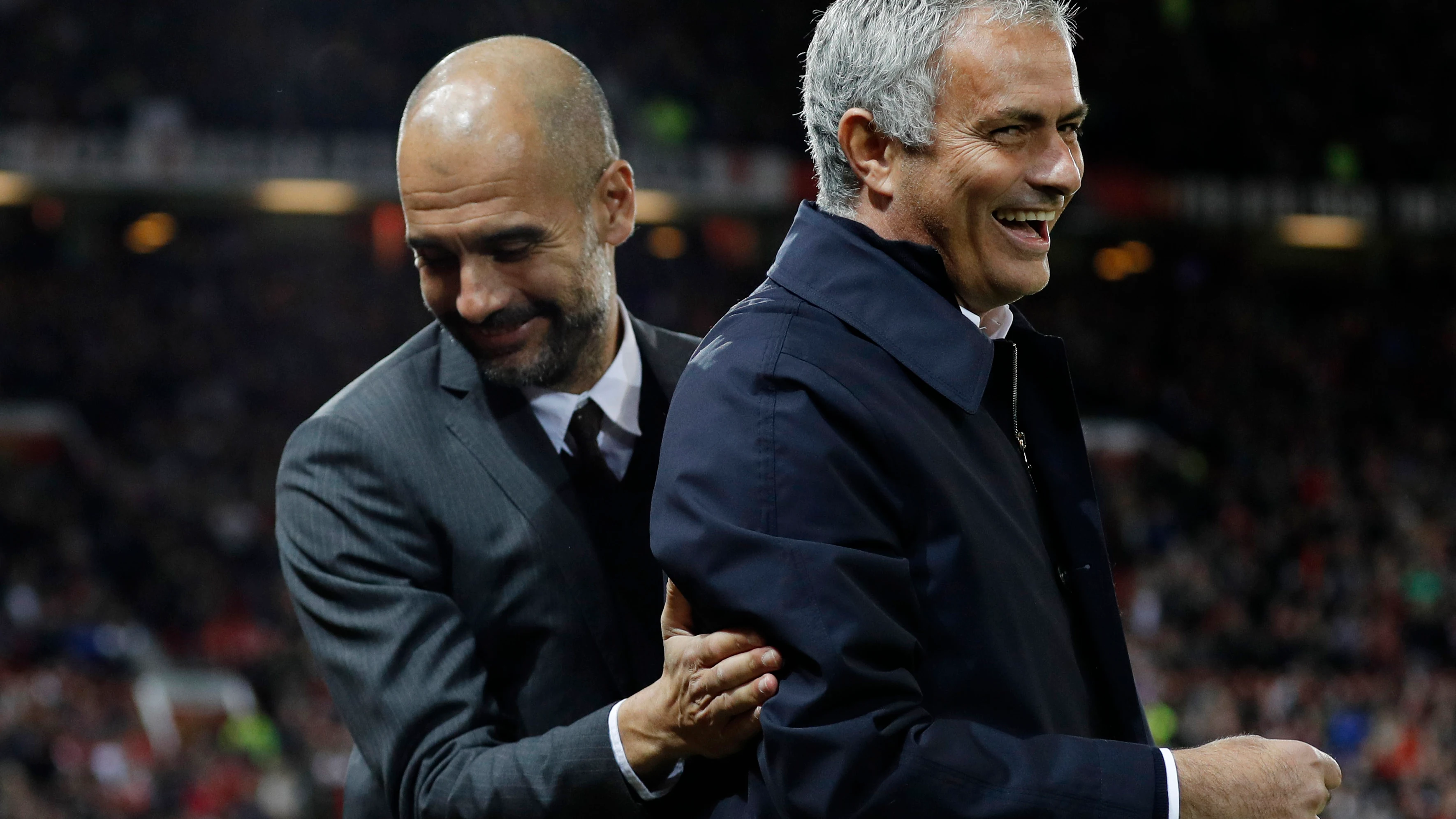 Guardiola y Mourinho se saludan antes del encuentro Guardiola y Mourinho se saludan antes del encuentro