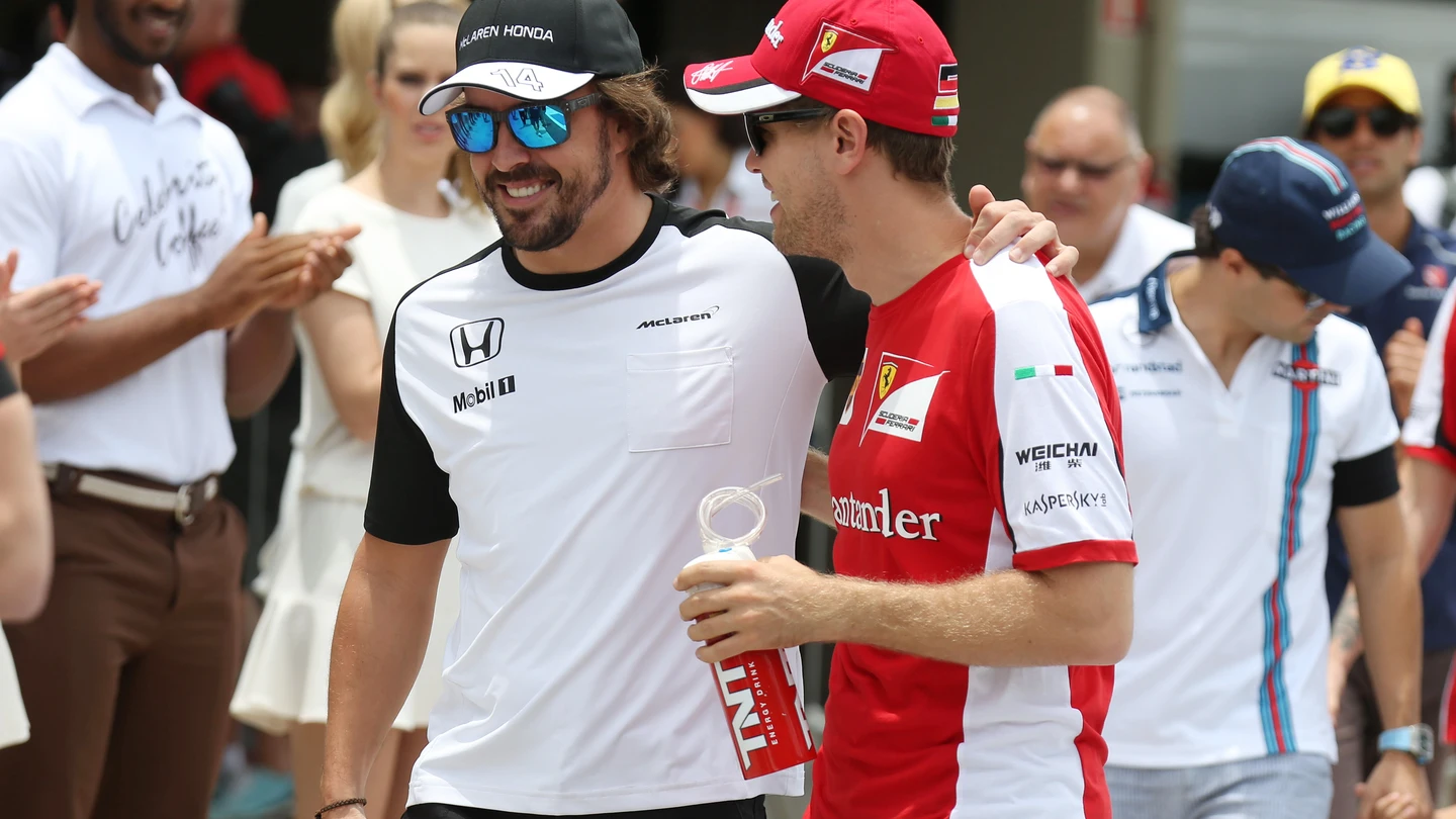 Alonso y Vettel, charlando durante el GP de Brasil de 2015 Alonso y Vettel, charlando durante el GP de Brasil de 2015