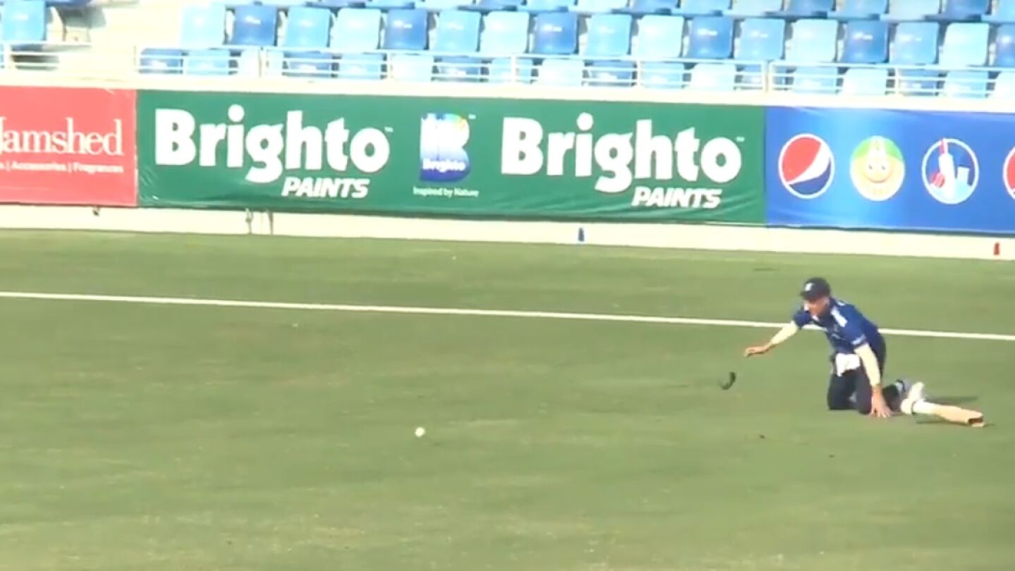 Pierde su pierna pr&oacute;tesica en un partido de cricket y a&uacute;n as&iacute; termina la jugada