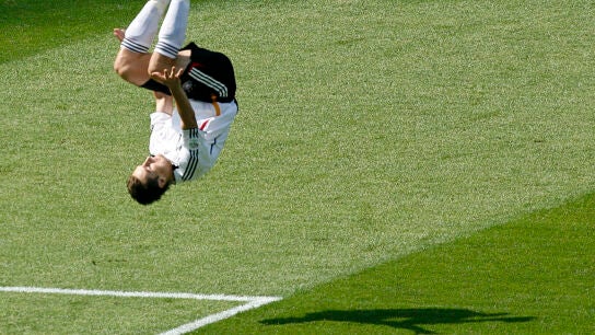 Klose celebra uno de sus goles con la selecci&oacute;n alemana