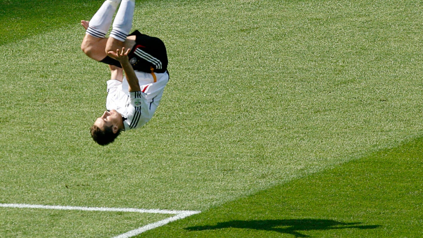 Klose celebra uno de sus goles con la selecci&oacute;n alemana