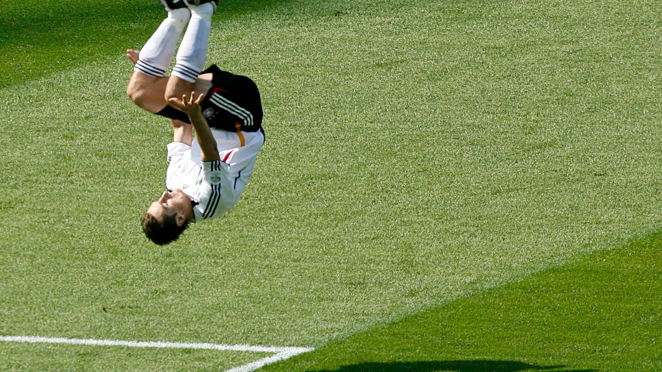 Klose celebra uno de sus goles con la selección alemana Klose celebra uno de sus goles con la selección alemana