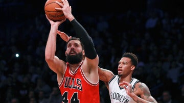 Nikola Mirotic lanza a canasta ante los Brooklyn Nets