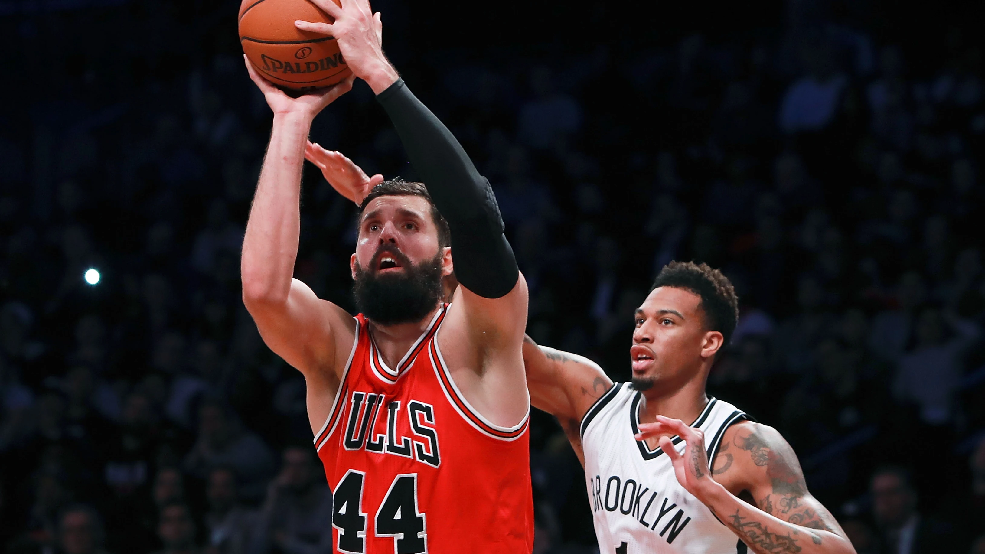 Nikola Mirotic lanza a canasta ante los Brooklyn Nets