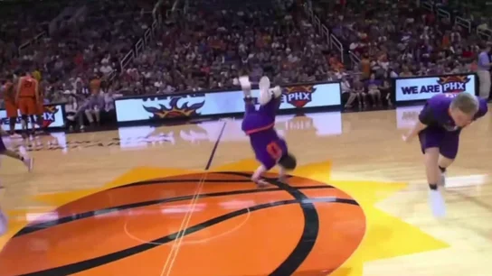 Un acróbata, cayendo de mala manera en la cancha de los Suns Un acróbata, cayendo de mala manera en la cancha de los Suns