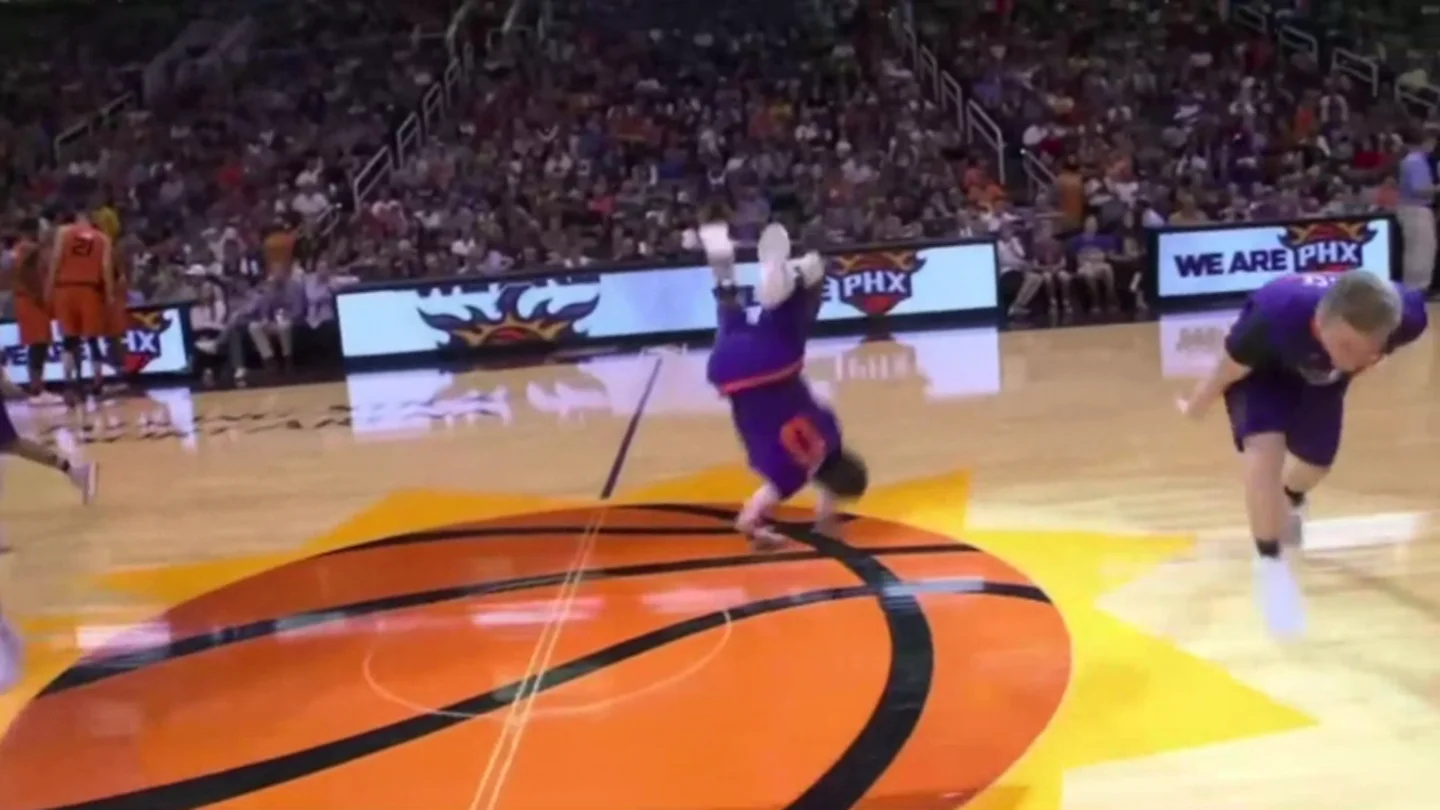 Un acróbata, cayendo de mala manera en la cancha de los Suns Un acróbata, cayendo de mala manera en la cancha de los Suns