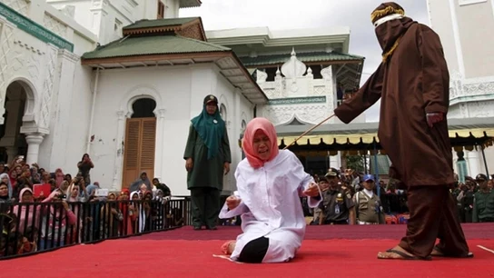 Imagen de archivo de una mujer sometida a latigazos en público en Indonesia Imagen de archivo de una mujer sometida a latigazos en público en Indonesia