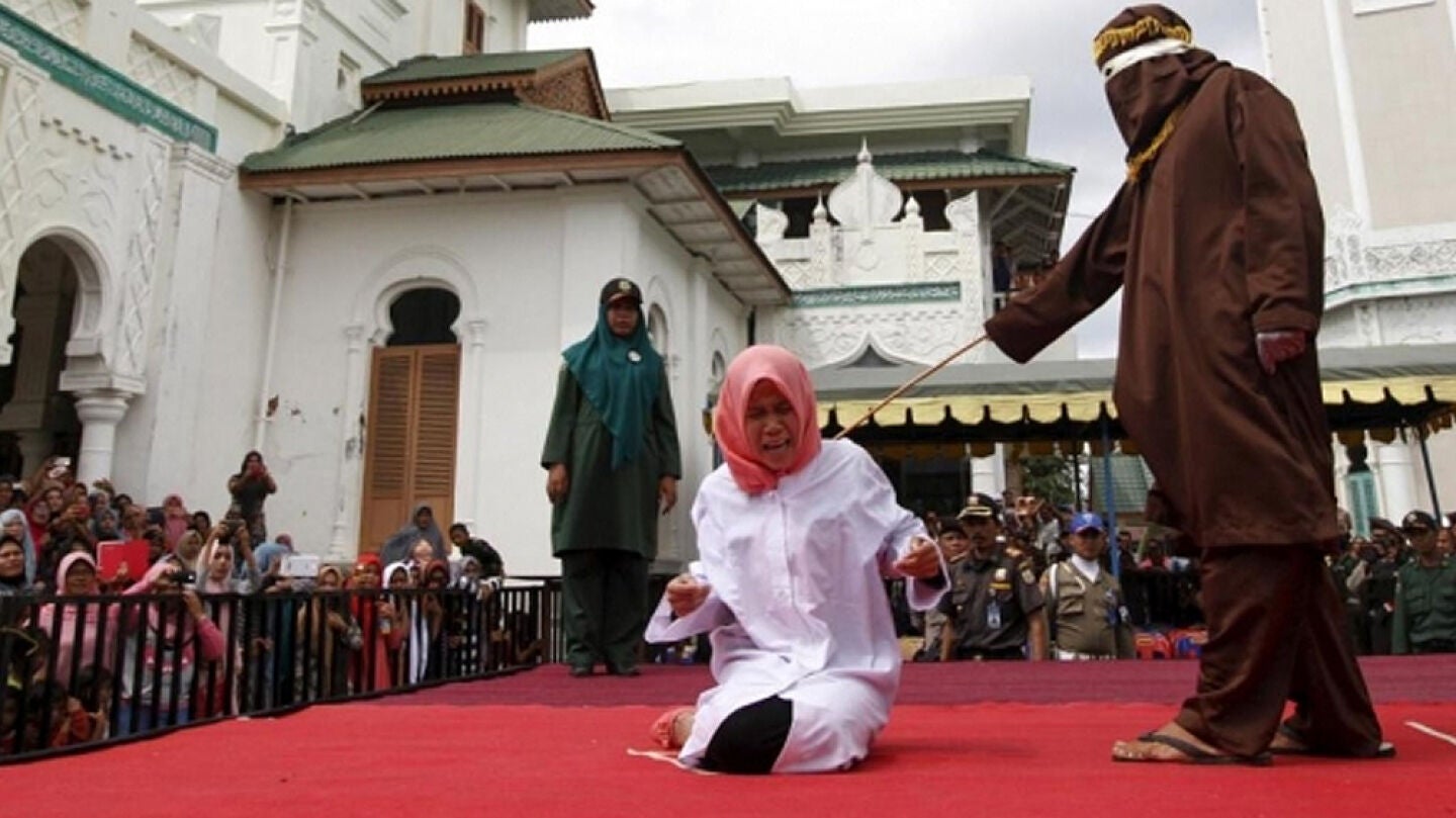 Imagen de archivo de una mujer sometida a latigazos en p&uacute;blico en Indonesia