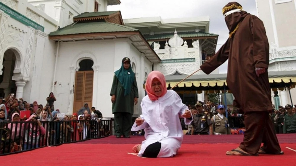 Imagen de archivo de una mujer sometida a latigazos en p&uacute;blico en Indonesia