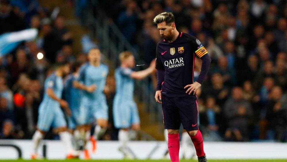 Leo Messi se lamenta tras un gol del City
