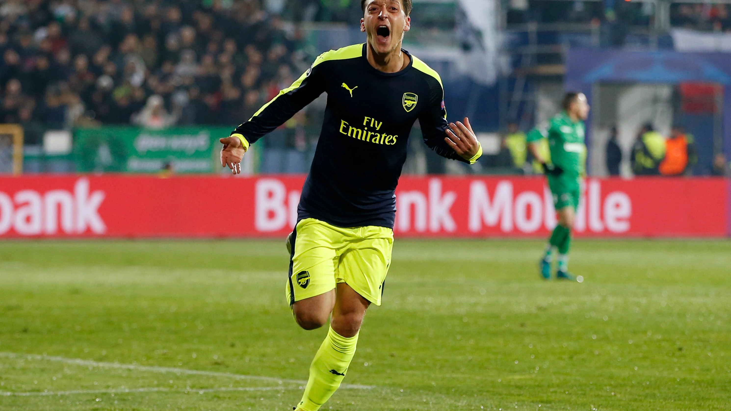 Özil marca el gol de la victoria del Arsenal ante el Ludogorets