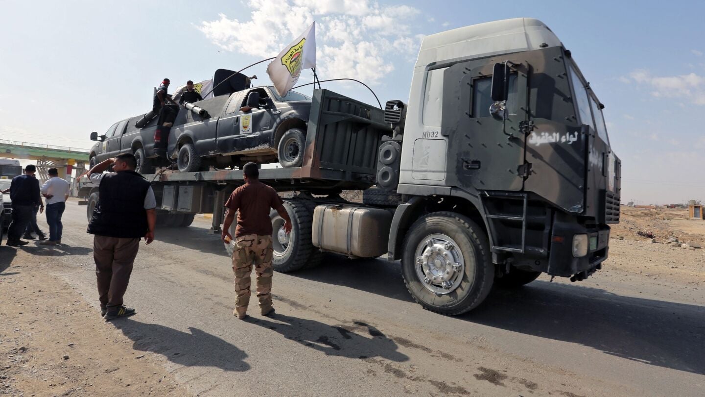 Un cami&oacute;n del ej&eacute;rcito iraqu&iacute; realizando operaciones militares en el este de Mosul