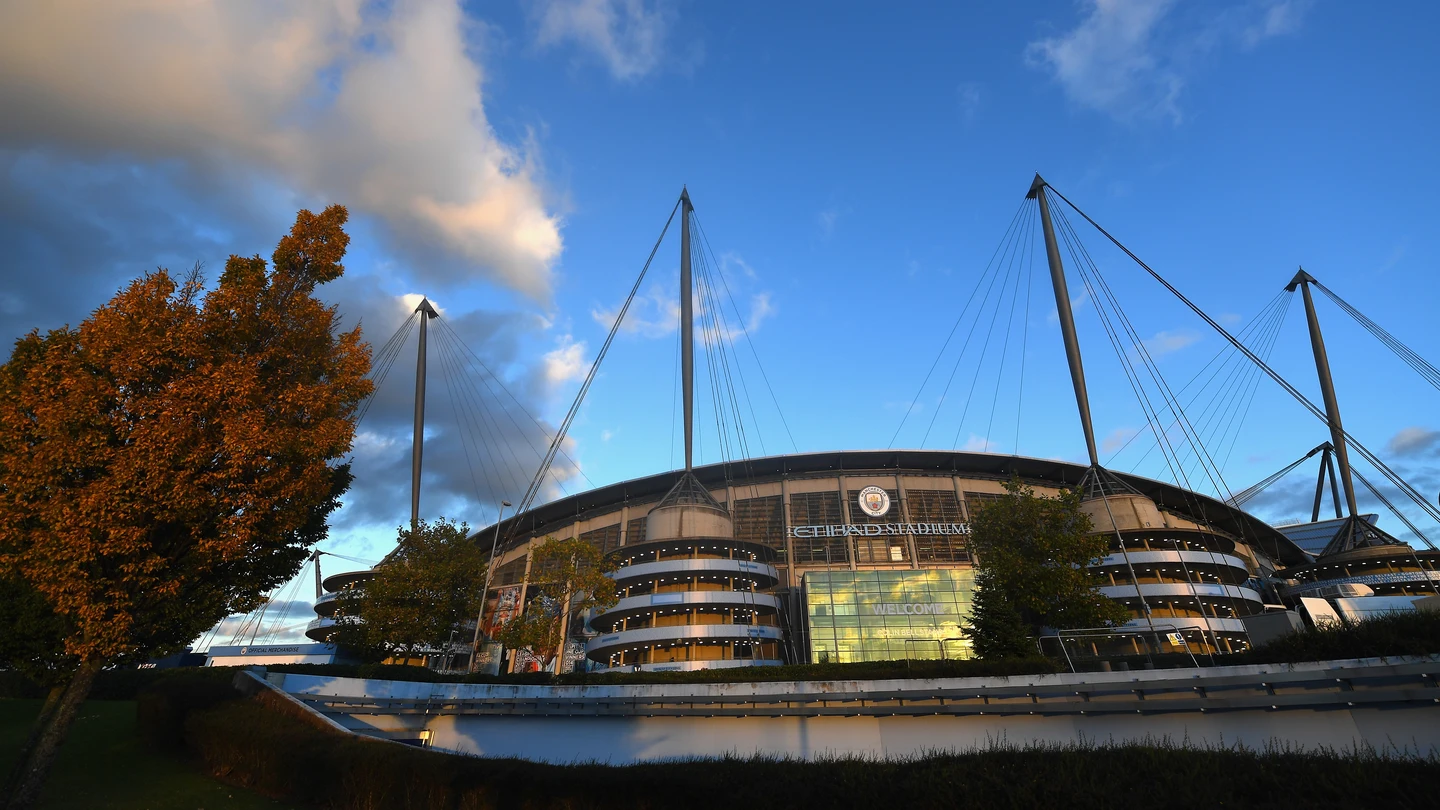 Vista del Etihad Stadium desde fuera Vista del Etihad Stadium desde fuera