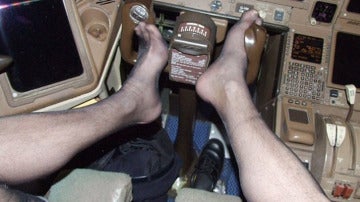 Fotografía de contenido sexual de un piloto en pleno vuelo