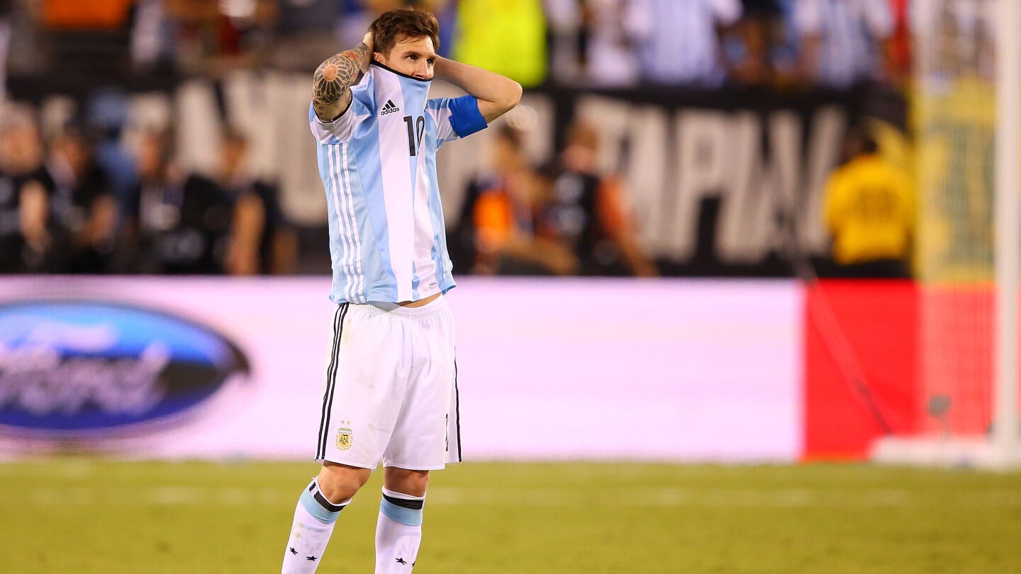 Messi se lamenta tras perder ante Chile la Copa Am&eacute;rica