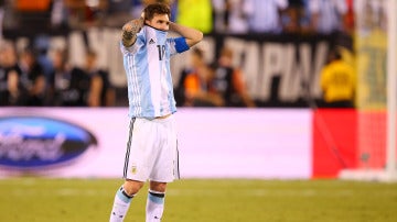 Messi se lamenta tras perder ante Chile la Copa América