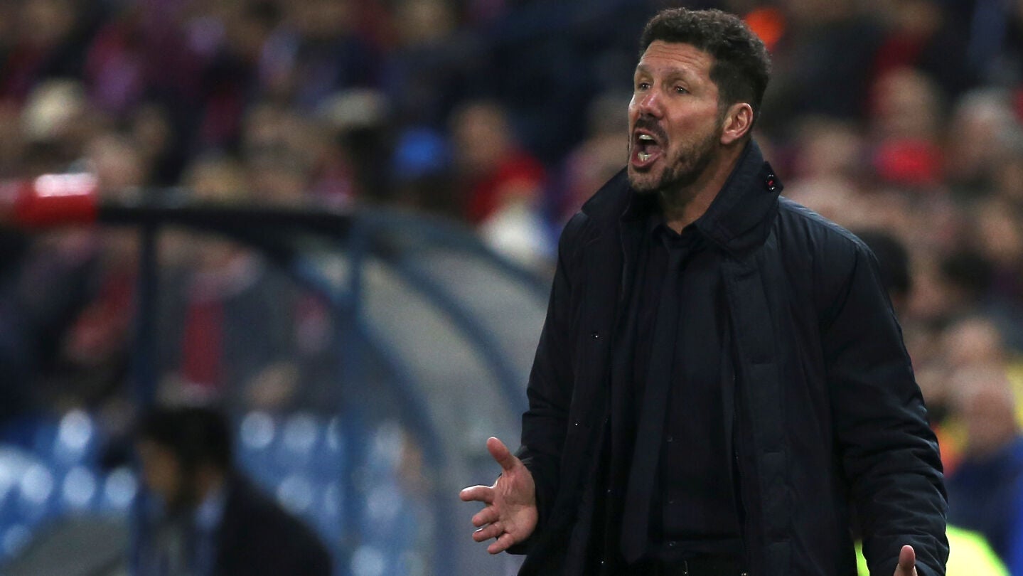 Simeone da instrucciones en la banda del Calder&oacute;n