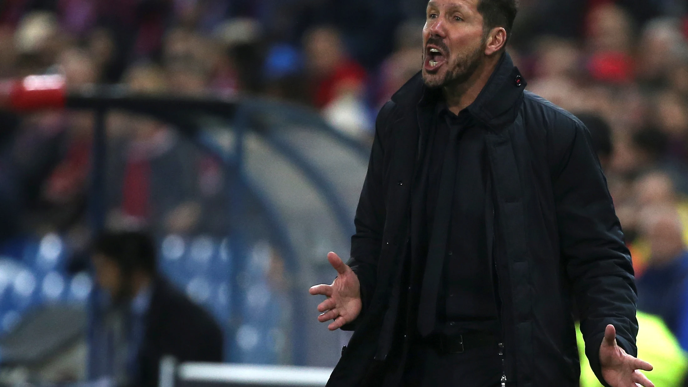 Simeone da instrucciones en la banda del Calder&oacute;n